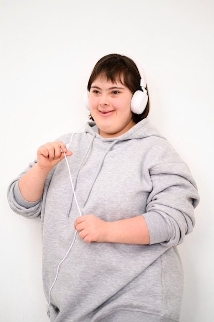 Free Photo portrait of young girl listening to music