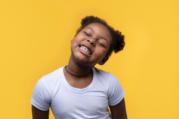 Free photo portrait of young girl smiling