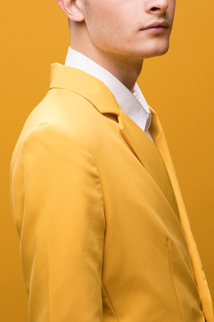 Free photo portrait of young handsome man in a yellow scene