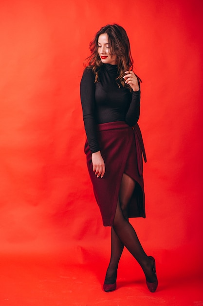 Free photo portrait of young happy woman in studio