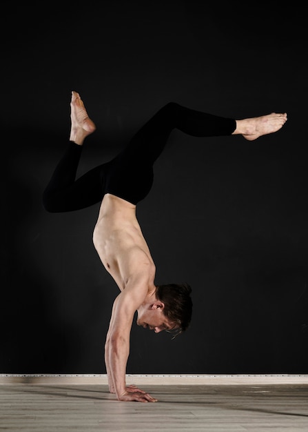 Free photo portrait of young man exercising