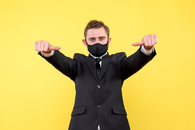 Free photo portrait of young man showing his thumbs