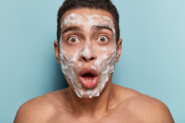 Free photo portrait of young man with face mask