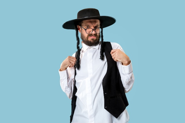 Free photo portrait of a young orthodox hasdim jewish man