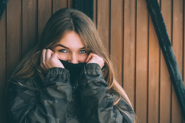 Free photo portrait young pretty woman in winter in a log cabin in the snow