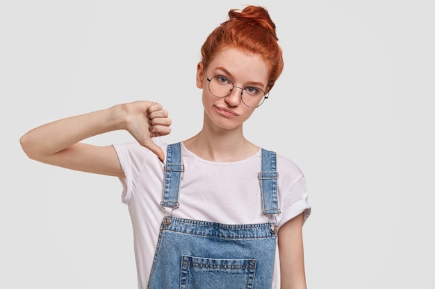 Free photo portrait of young red-haired woman