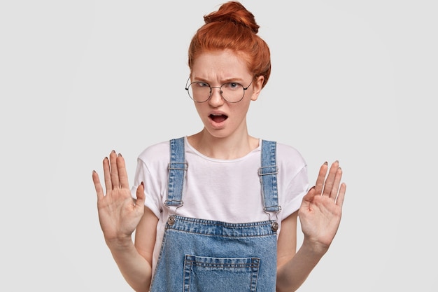 Free photo portrait of young red-haired woman