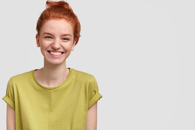 Free photo portrait of young red-haired woman