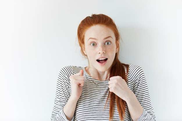 Free photo portrait of young red-haired woman