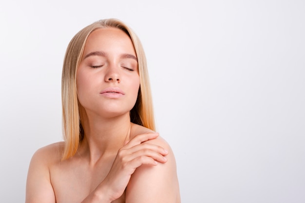 Free photo portrait of young serious woman with clear skin