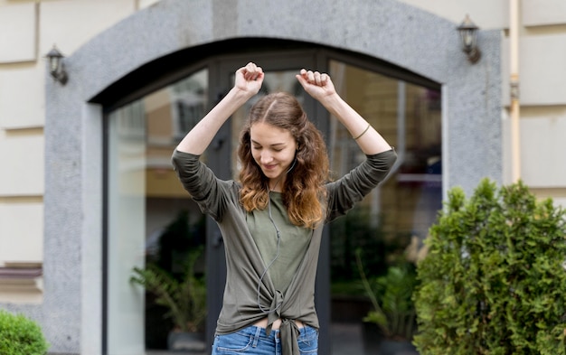 Free photo portrait young woman dancing