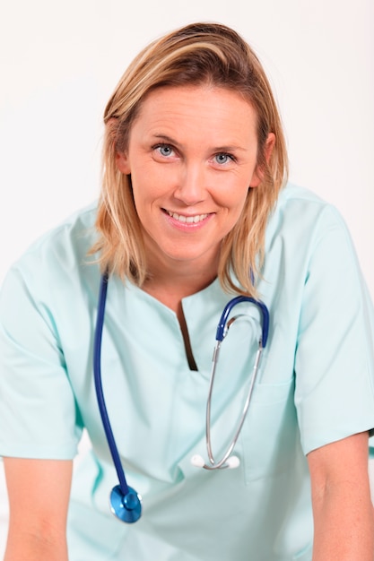 Free photo portrait of young woman doctor in hospital