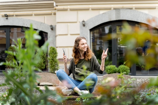 Free photo portrait young woman enjoying music