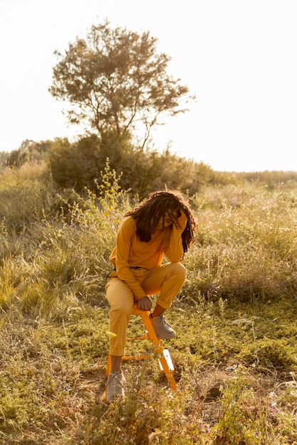 Free photo portrait of young woman in the fields