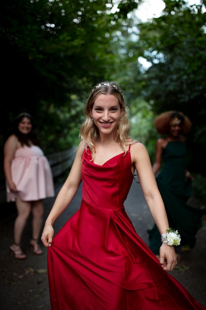 Free Photo portrait of young woman next to her friends at prom