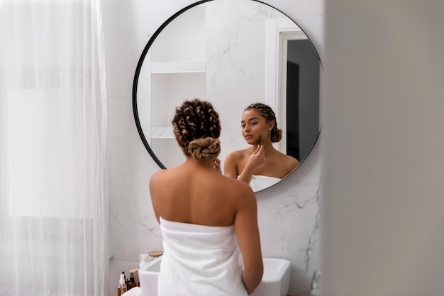 Free Photo portrait of young woman at home having a beauty routine