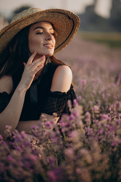 Free photo portrait of young woman in a lavander field