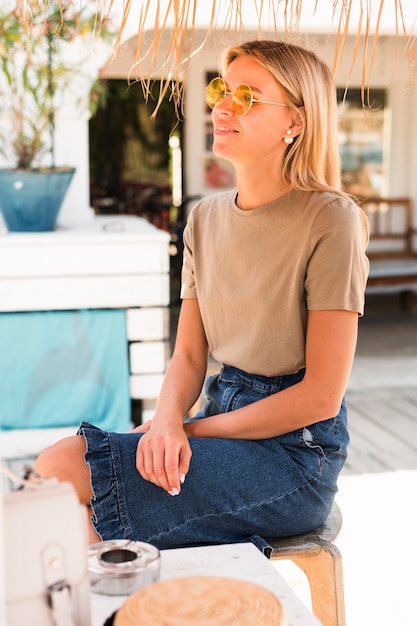 Free photo portrait of young woman looking away