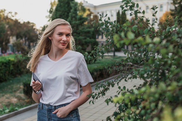 Free photo portrait of a young woman looking at camera