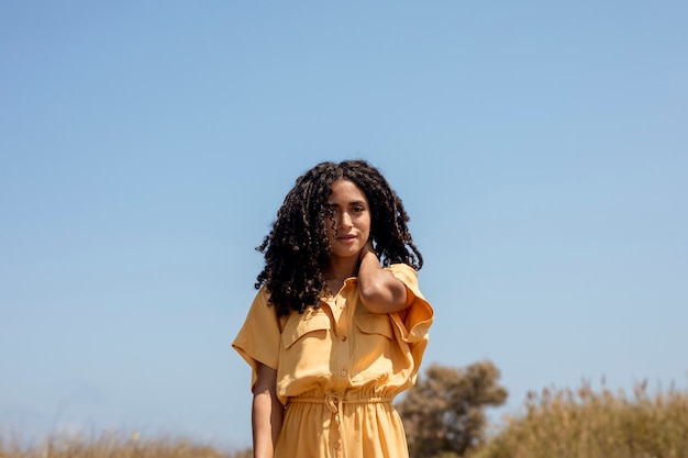 Free photo portrait of young woman in nature