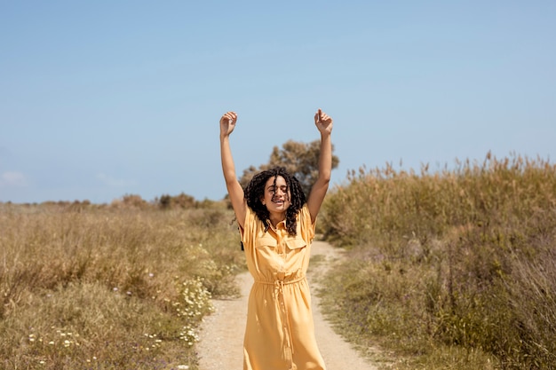 Free photo portrait of young woman in nature