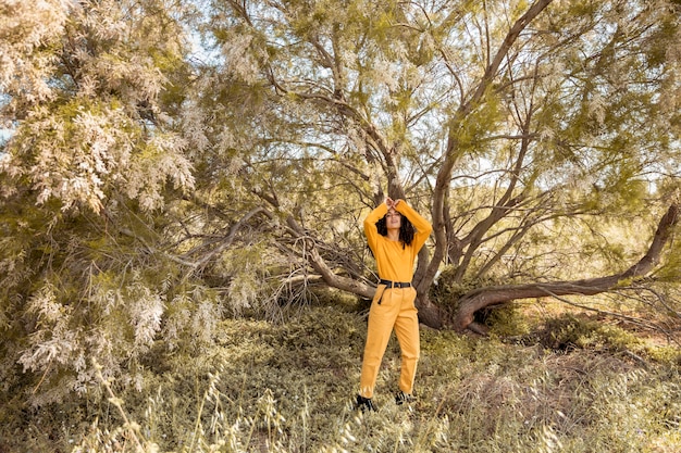 Free photo portrait of young woman in nature