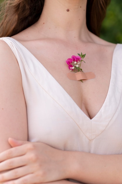 Free photo portrait of young woman posing confidently outdoors with flowers