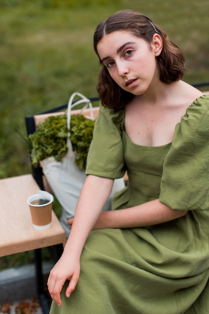 Free photo portrait of young woman posing outdoors