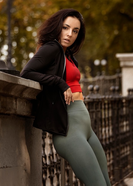 Free photo portrait of young woman posing outdoors