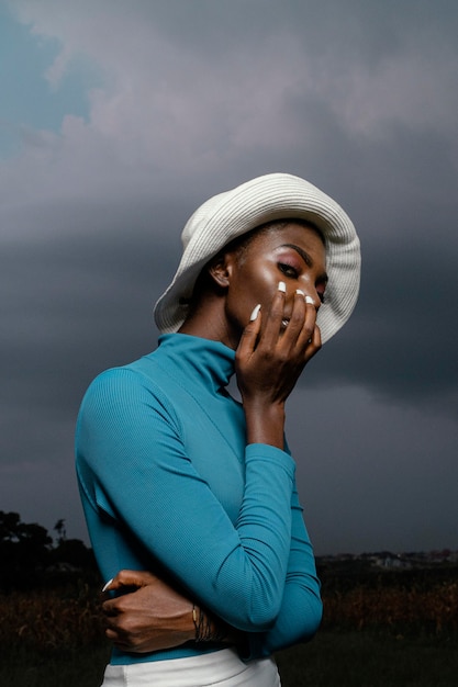 Free photo portrait young woman posing with hat