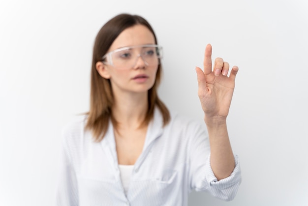 Free photo portrait of young woman scientist