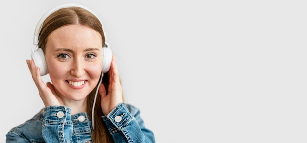 Free photo portrait young woman with headphones