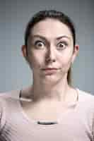 Free photo portrait of young woman with shocked facial expression