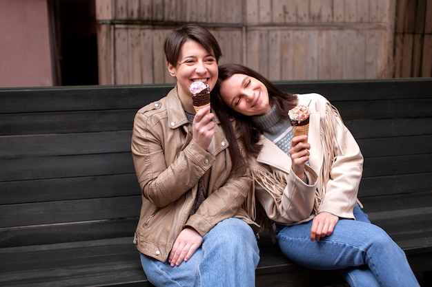 Free photo portraits of female friends outdoors with ice cream cones