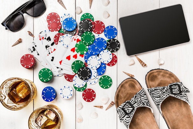 Free photo post blog social media poker. view from above with copy space. banner template layout mockup for online casino. wooden white table, top view on workplace. banner for online casinos and gambling