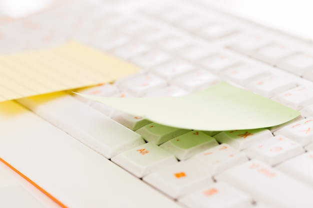 Free Photo postit notes on a keyboard