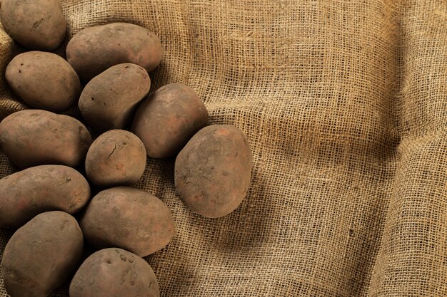 Free photo potatoes on blanket