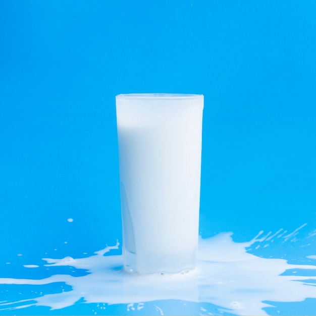 Free photo pouring milk out of glass