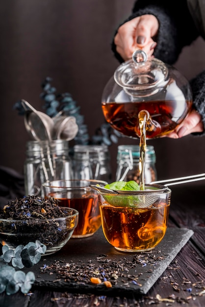 Free photo pouring tea in cup