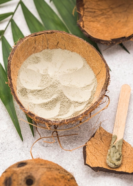 Free photo powder in coconut shell with leaves