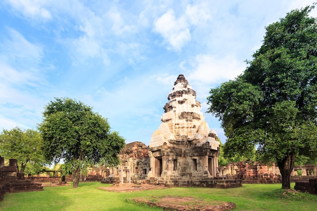 Free Photo prasat pha nom wan ancient stone in thailand