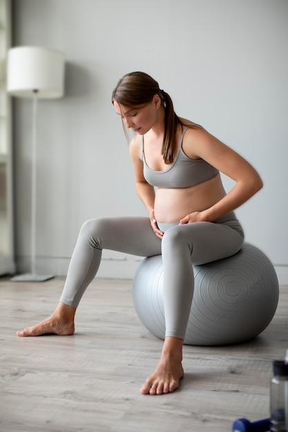 Free Photo pregnant woman exercising at home