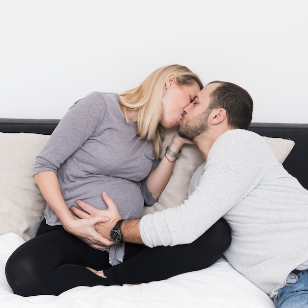 Free Photo pregnant woman kissing man