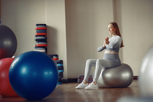 Pregnant woman training in a gym