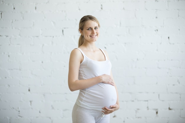 Free Photo pregnant young woman portrait indoors