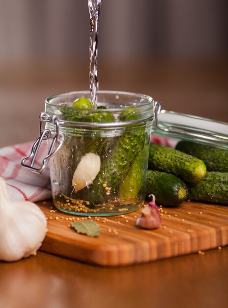 Preparation of pickled cucumbers with garlic