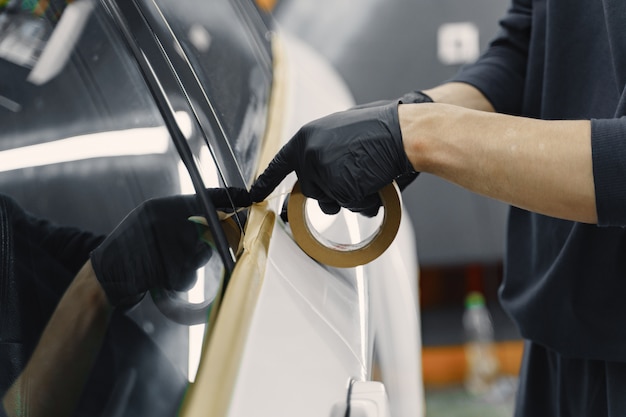 Free Photo preparing a car before spray painting