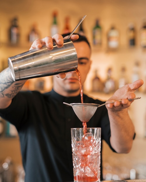 Free photo preparing a refreshing cocktail in a bar