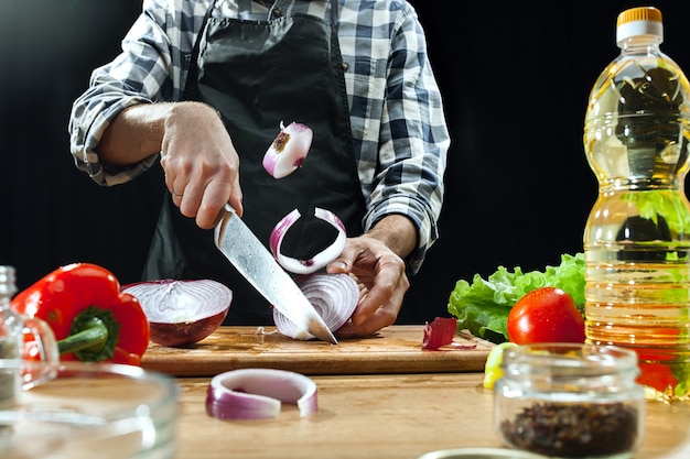 Free photo preparing salad. female chef cutting fresh vegetables. cooking process. selective focus