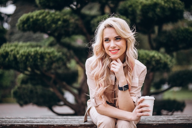 Free photo pretty blonde woman drinking coffee